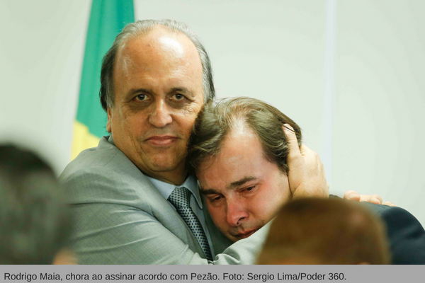 Rodrigo Maia, chora ao assinar acordo com Pezão. Foto- Sergio LimaPoder 360.