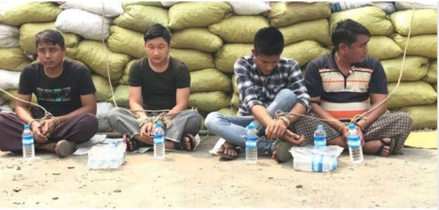 Quatro policiais detidos por manifestantes são fotografados no local dos manifestantes de Tarhan na estrada Bogyoke para Kalay (publicado por Myanmar News Now, 4 de abril)